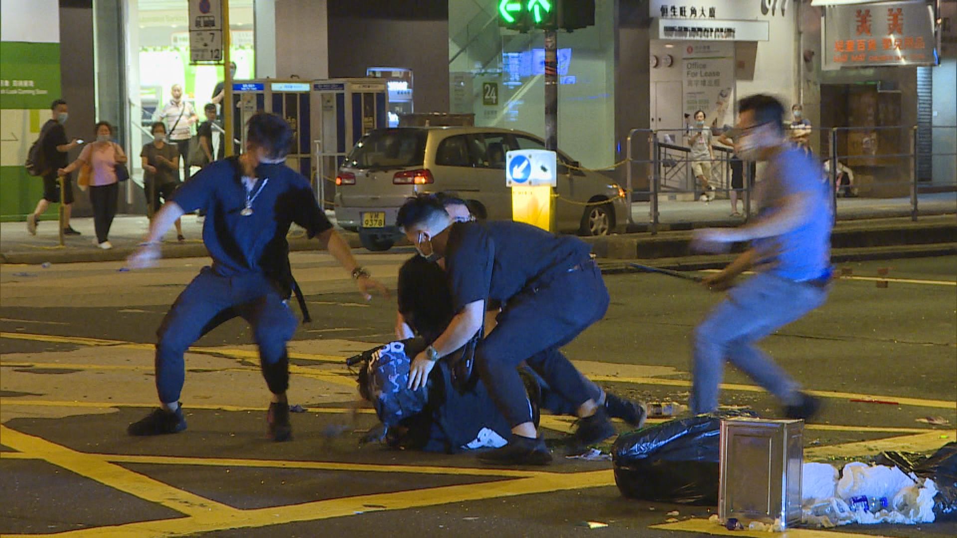 旺角凌晨有人聚集堵路警當場制服兩人