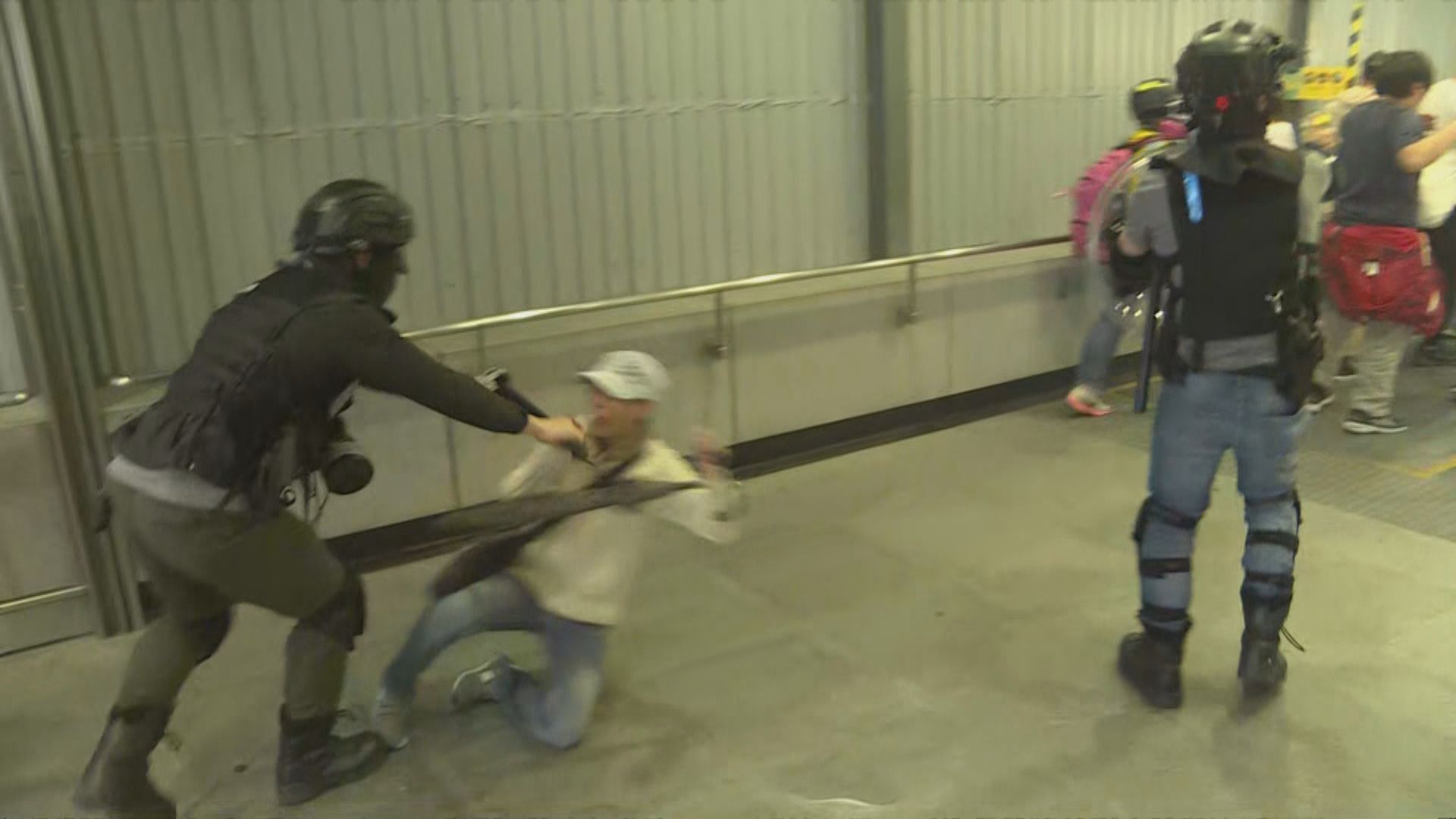 防暴尖東站出入口驅趕　施放胡椒噴霧及推跌市民