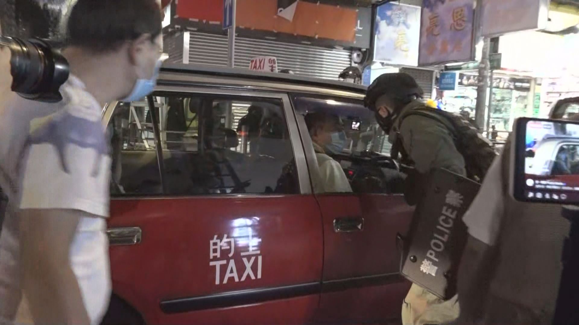 警方晚上旺角戒備　多人被發告票及帶上警車