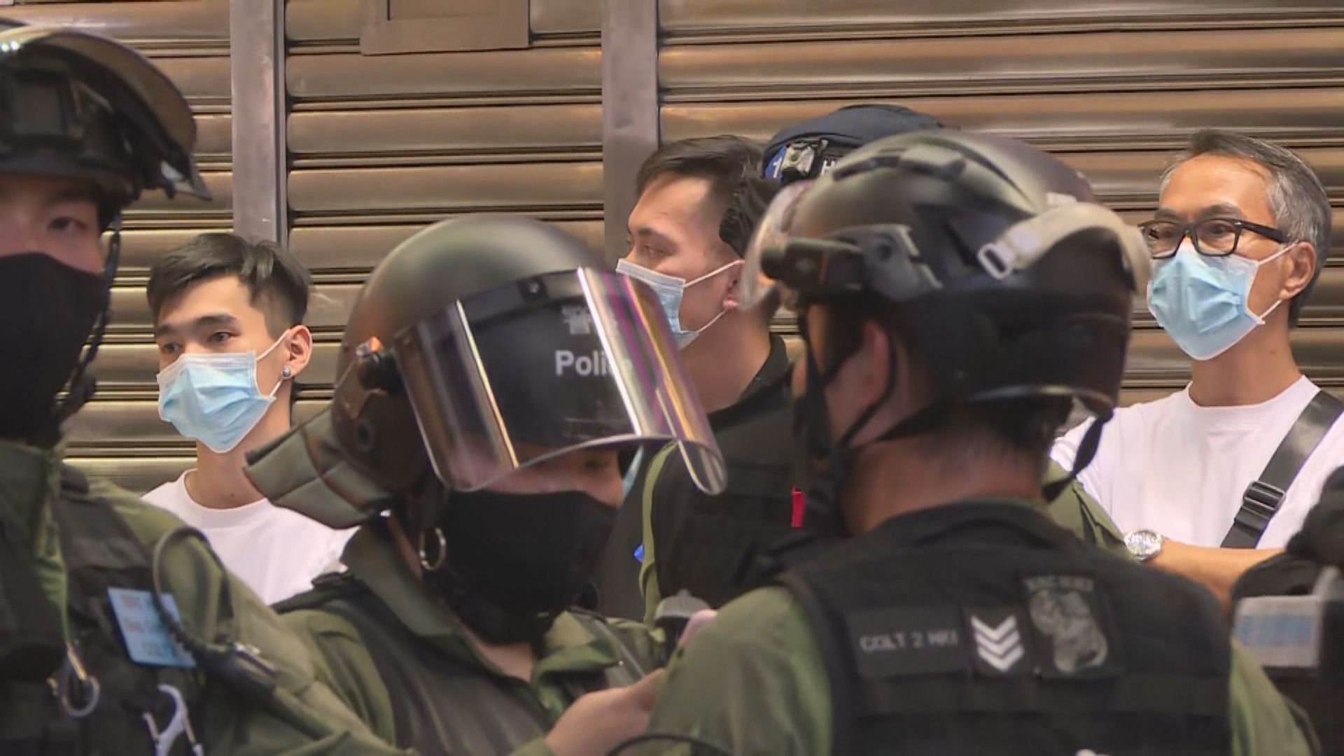 警方晚上續於銅鑼灣截查途人　拘最少六人