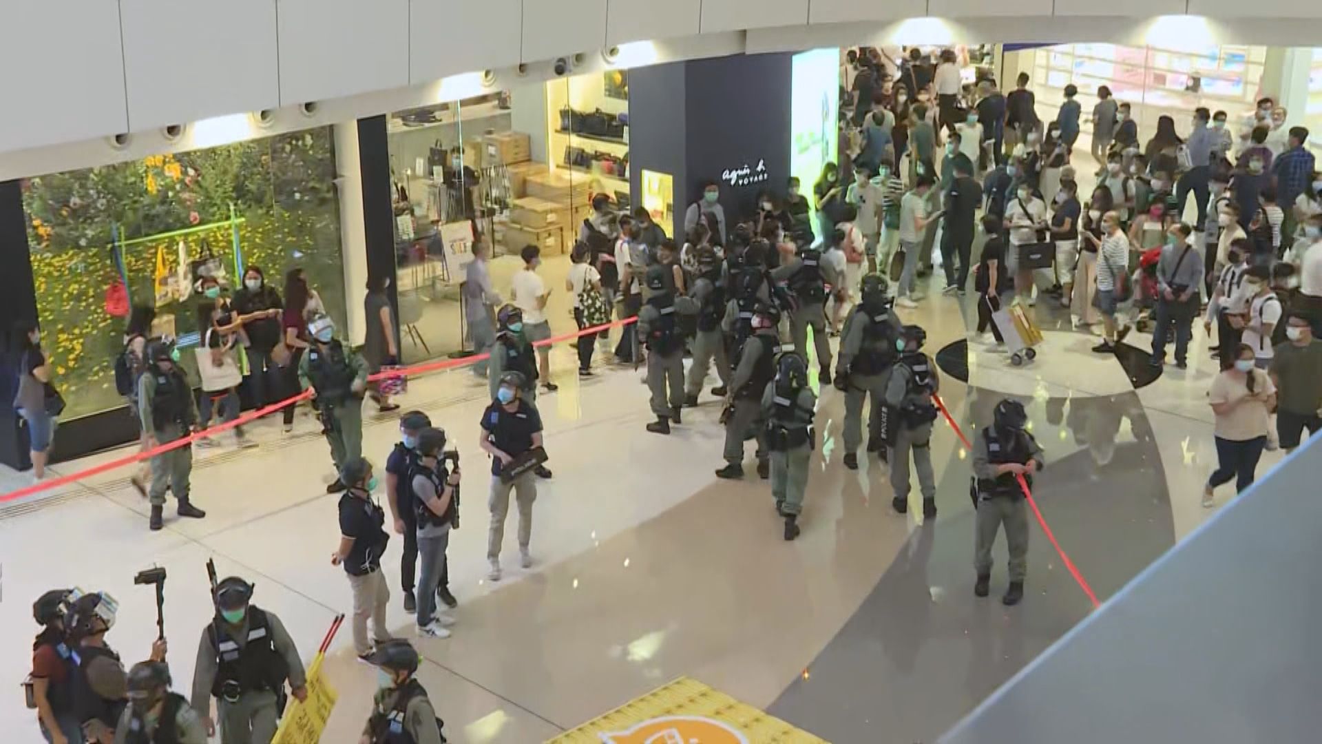 網民觀塘APM叫口號　防暴警察進入商場警告