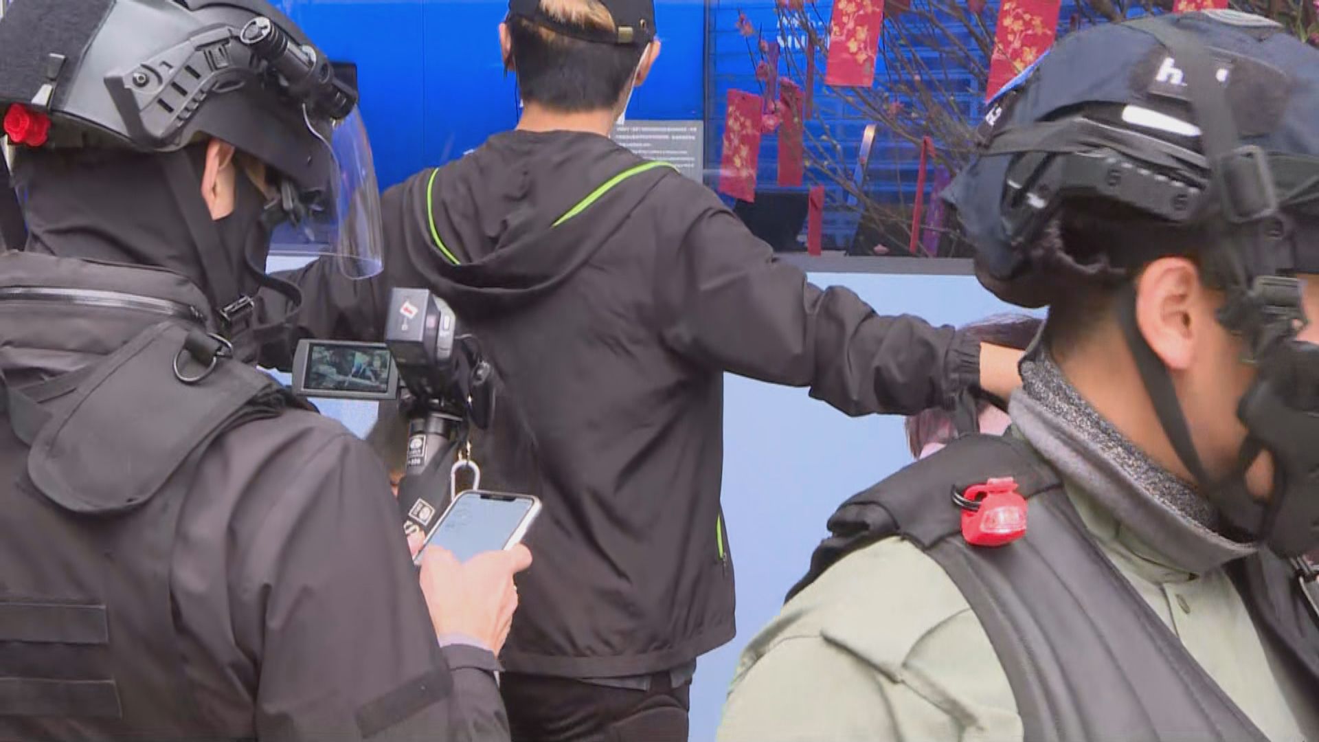 警方中環至灣仔截查多人　在四人身上搜出鎚仔士巴拿