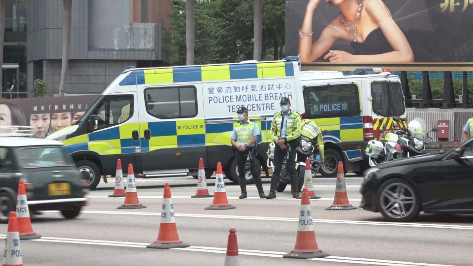 銅鑼灣崇光百貨外大批防暴警駐守　水炮車等停泊維園外