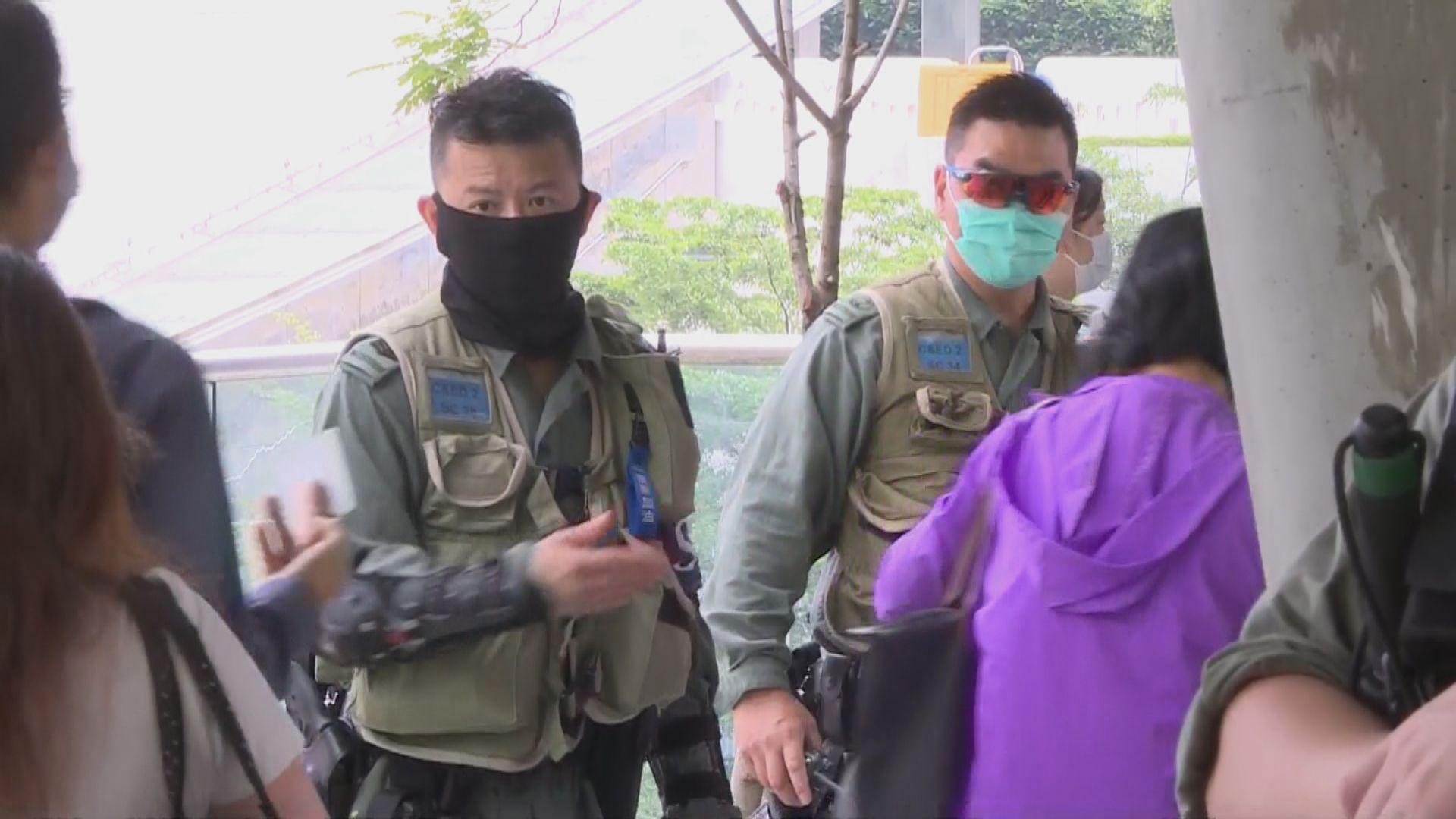 立法會及政總上班市民要出示證件　有人指要排隊麻煩