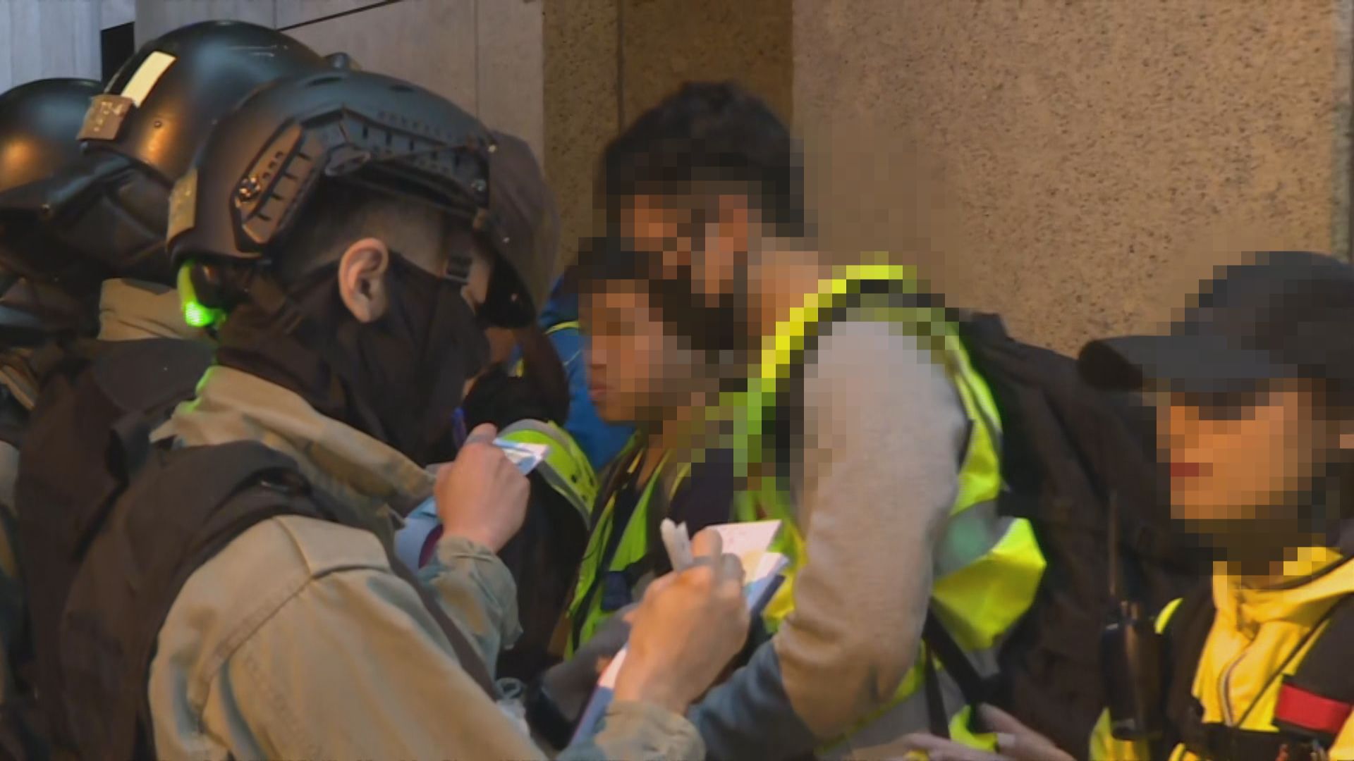 防暴警畢打街拘捕十多人　多名記者遭截查