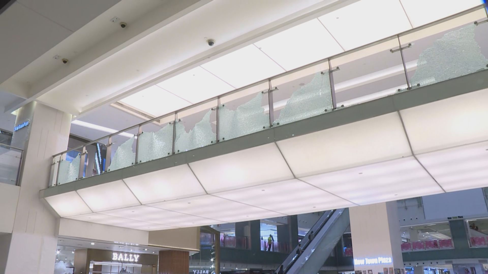 沙田新城市廣場玻璃圍欄被破壞