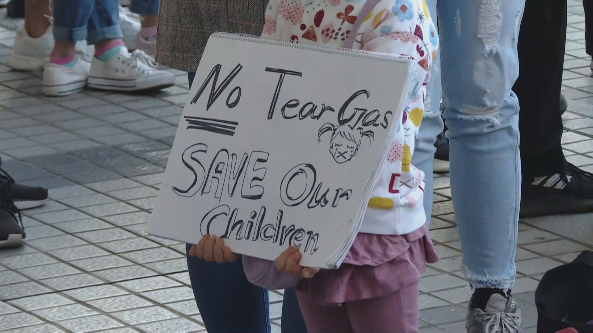 家長遊行促停用催淚彈免傷孩子健康