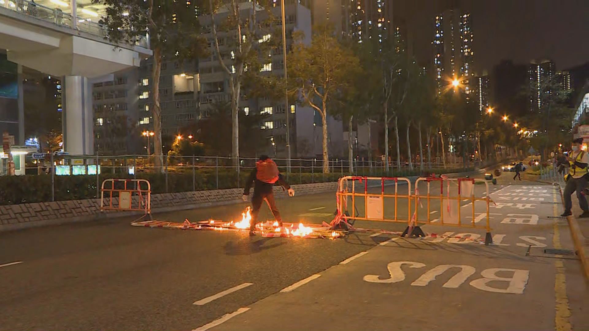 將軍澳晚上有人快閃堵路