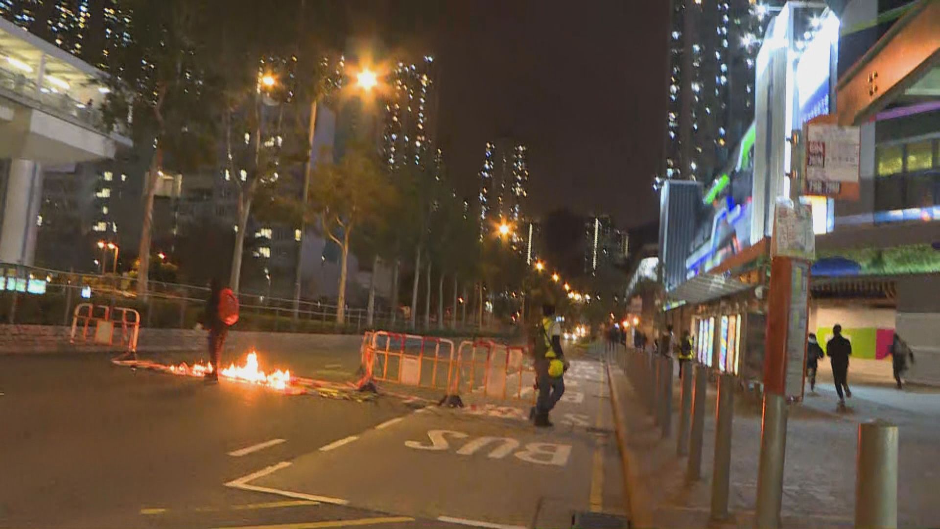 晚上多區有人快閃堵路及放火