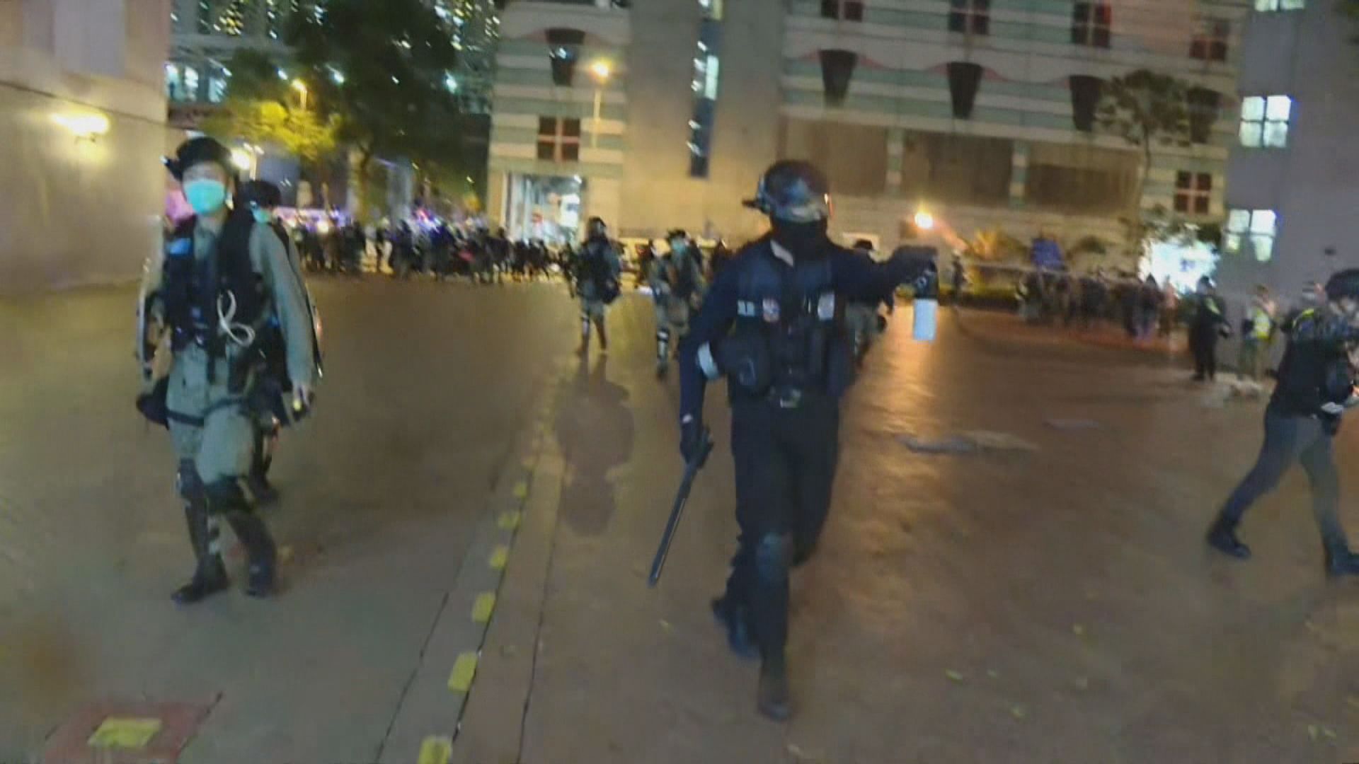 將軍澳晚上有人堵路　警員制服多人