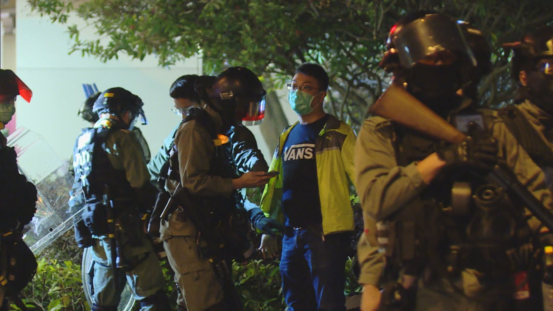 將軍澳晚上有人堵路　西貢兩區議員被捕