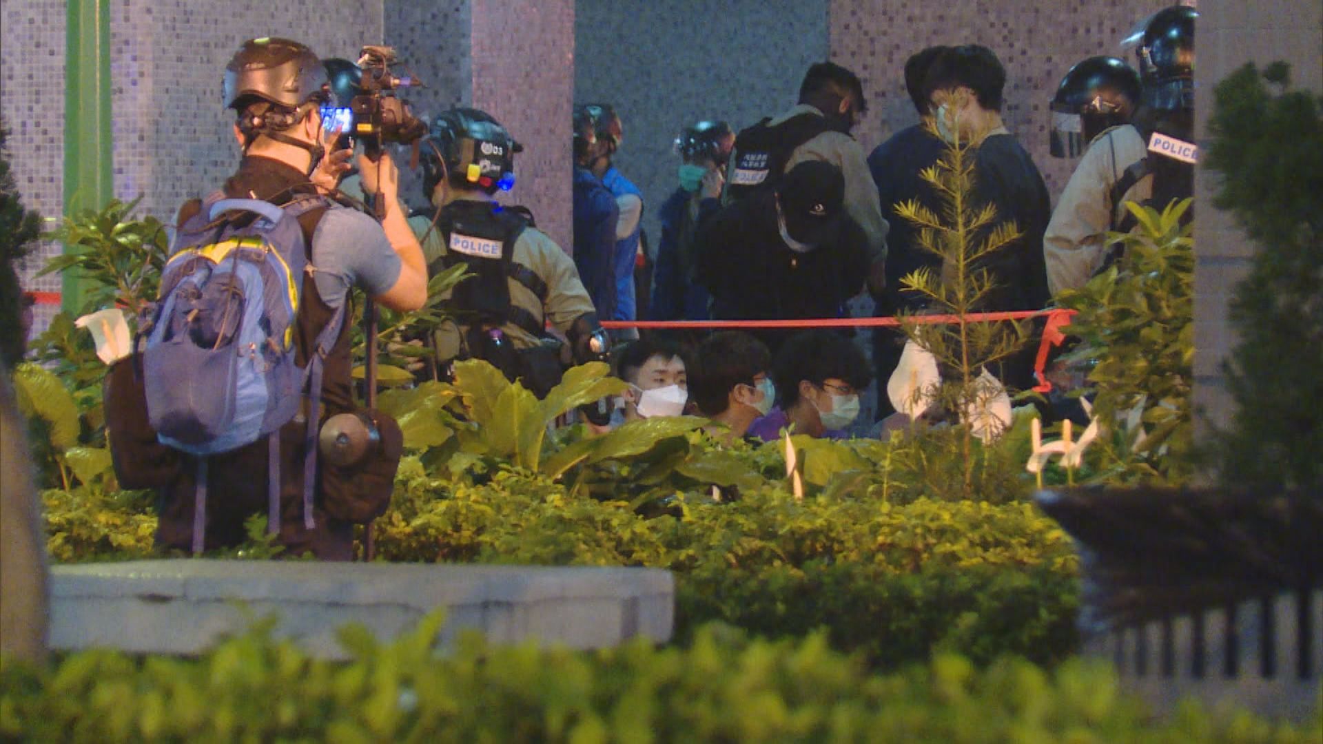 數百人悼念周梓樂　警拘四十多人涉非法集結