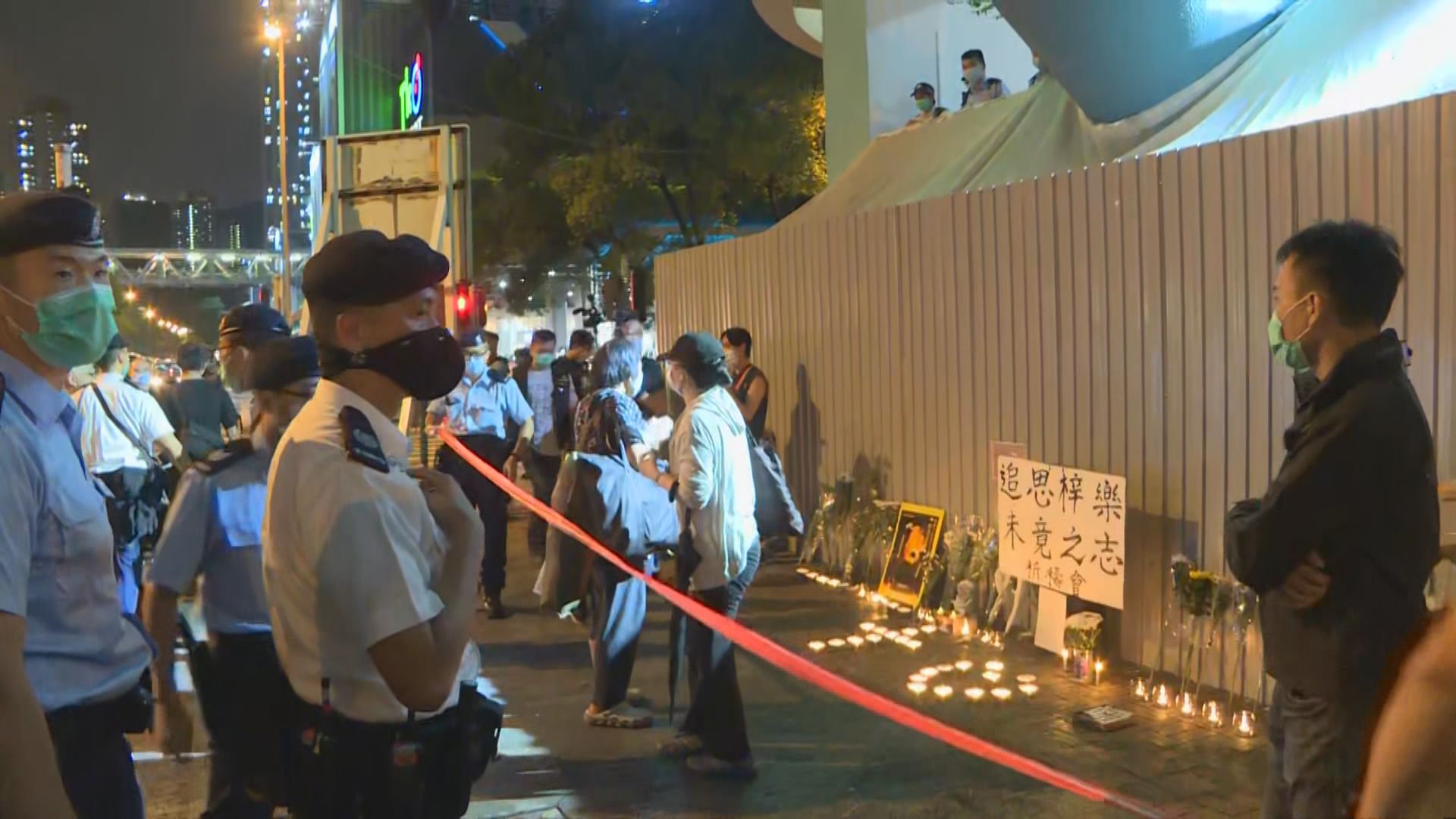 數十人在將軍澳悼念科大學生周梓樂離世七個月