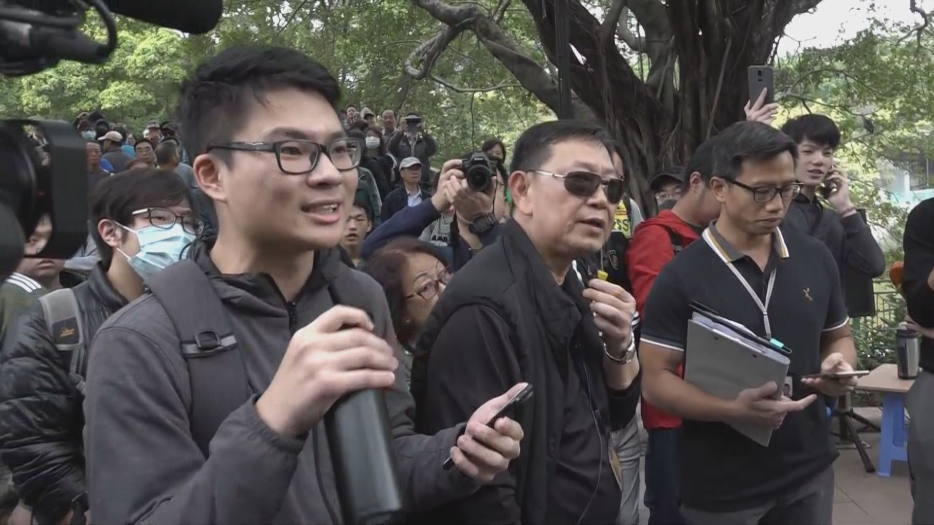 屯門候任區議員與居民抗議屯門公園噪音