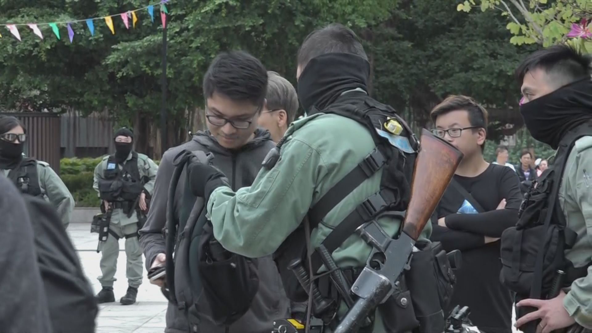 屯門公園防暴警截查抗議表演攤檔製造噪音人士