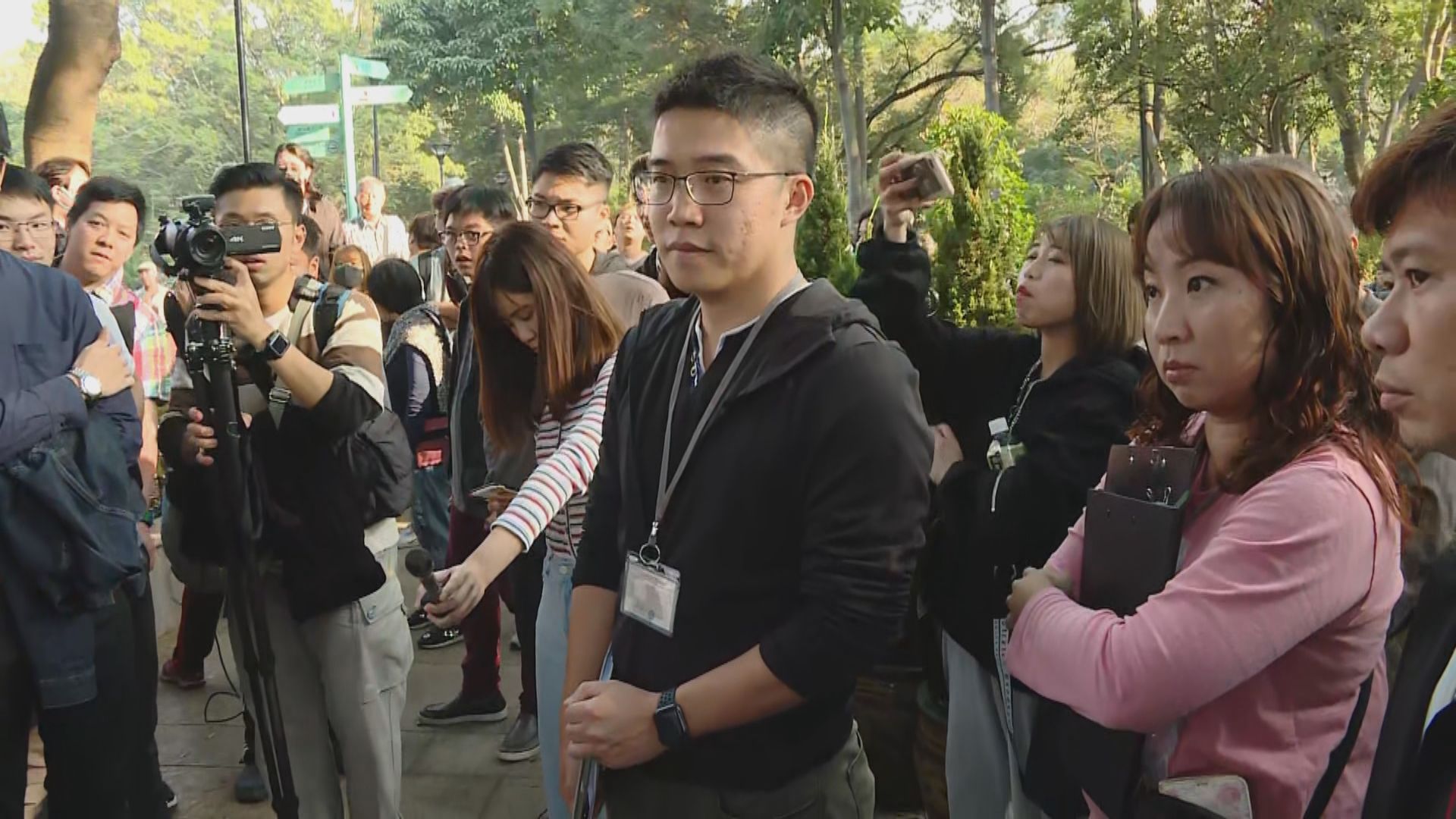 多名候任區議員巡視屯門公園表演攤檔情況