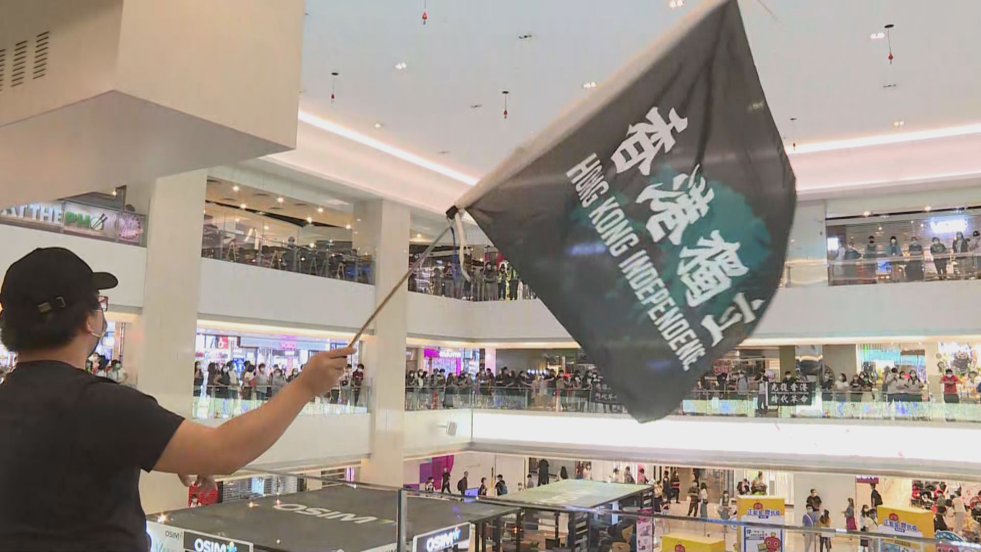 屯門市廣場內有市民聚集　防暴警進入商場