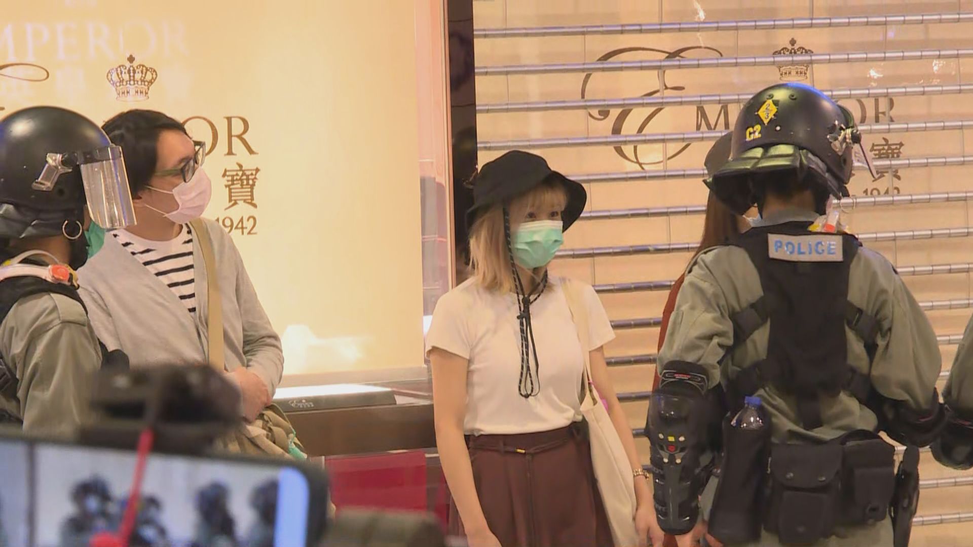 屯門市廣場内有市民聚集　警截查及票控最少五人