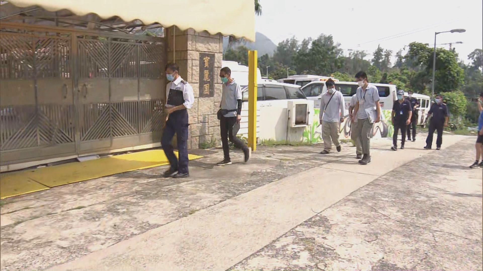 警方到屯門一寵物酒店拘捕女負責人及一名男子