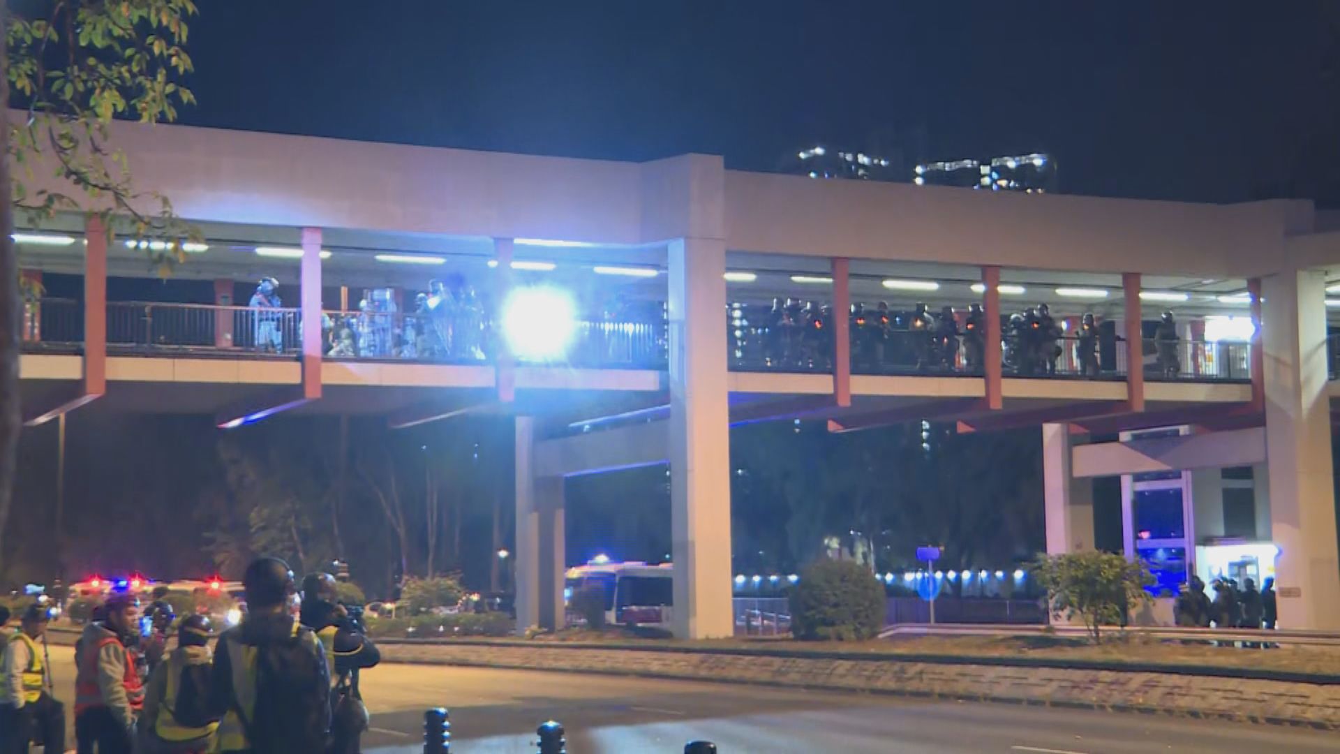 大埔晚上有人聚集與防暴警察對罵