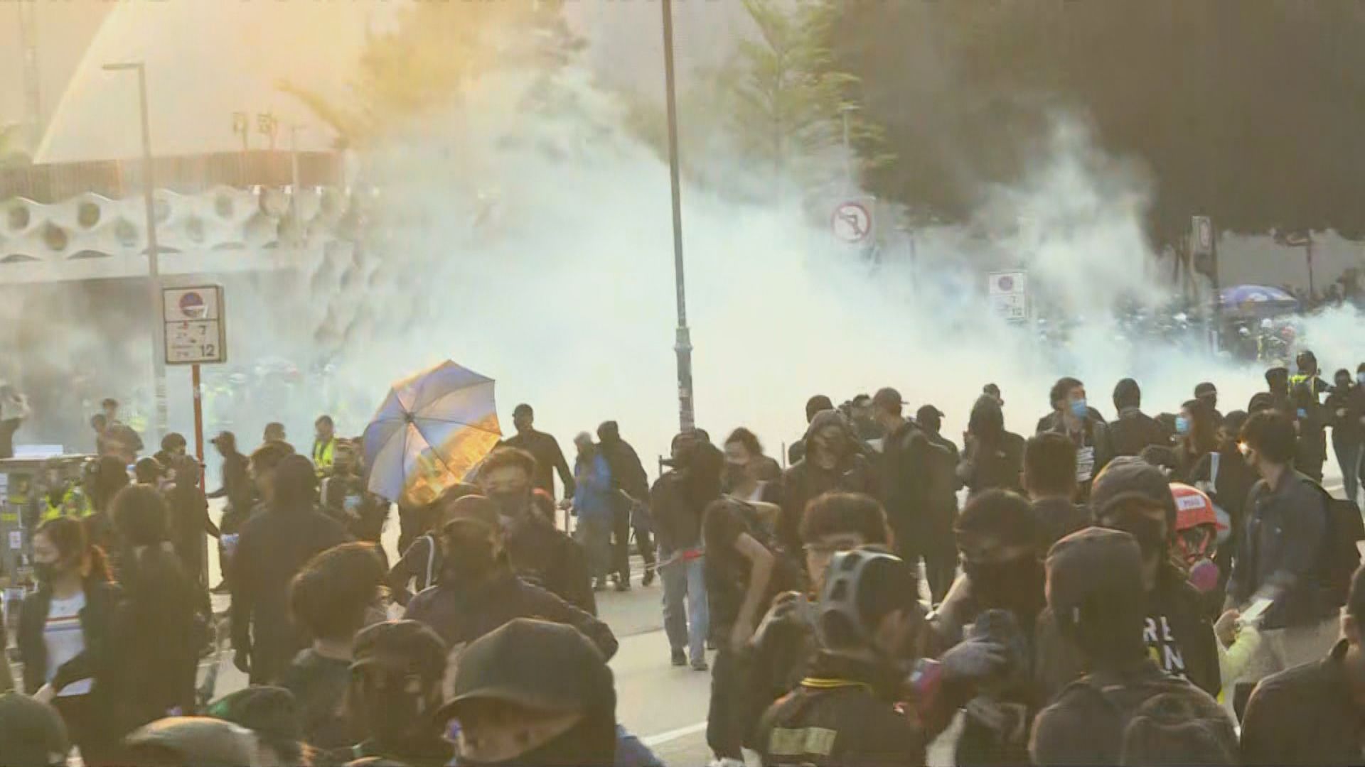 警方稱有人尖東投擲煙霧餅　遂施放催淚彈制止