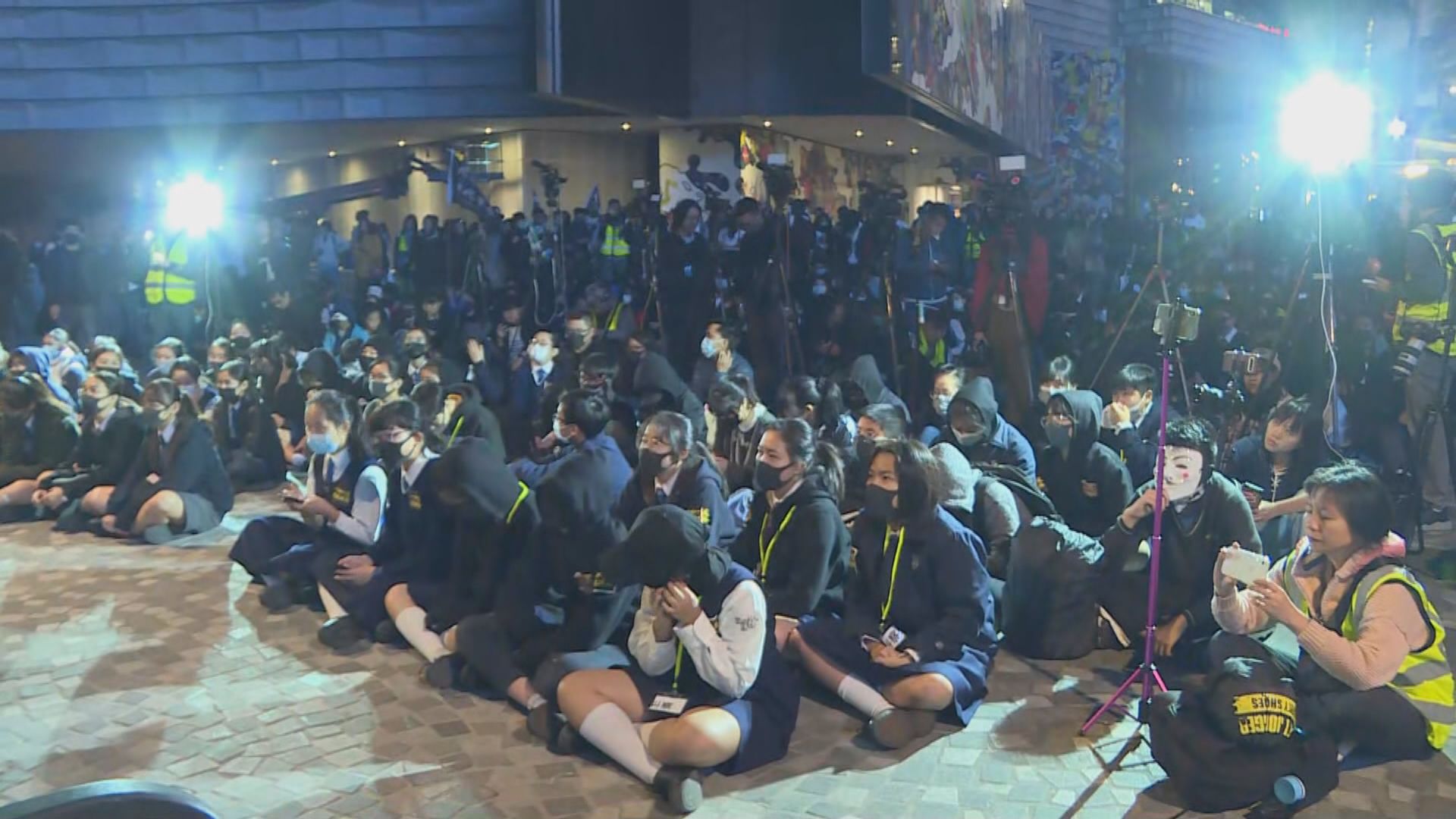 尖沙咀有中學生集會聲援被捕學生