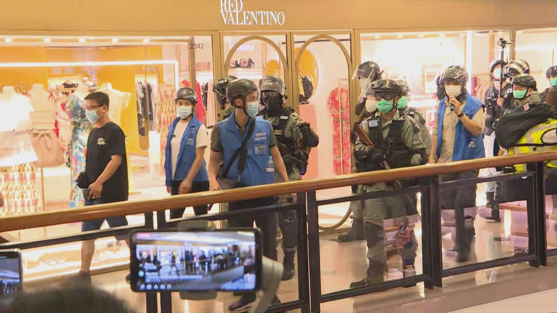 大批市民在海港城唱歌叫口號　警員進入商場驅趕