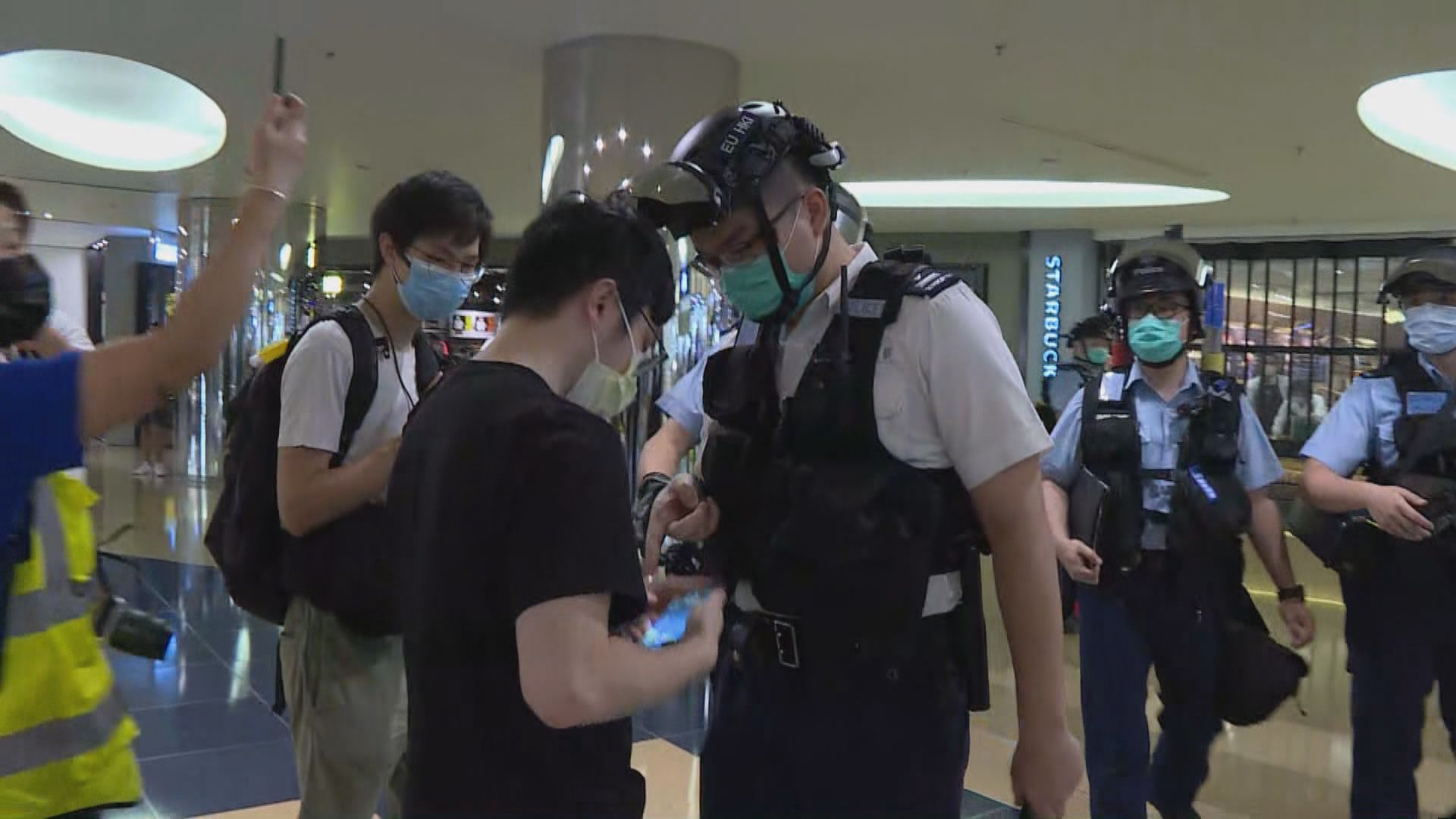 旺角新世紀廣場疑有人擲物　防暴警一度舉槍指向樓上