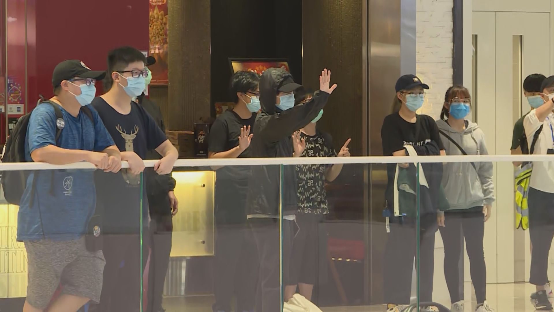 有市民在天水圍商場聚集　警方一度進入商場警告