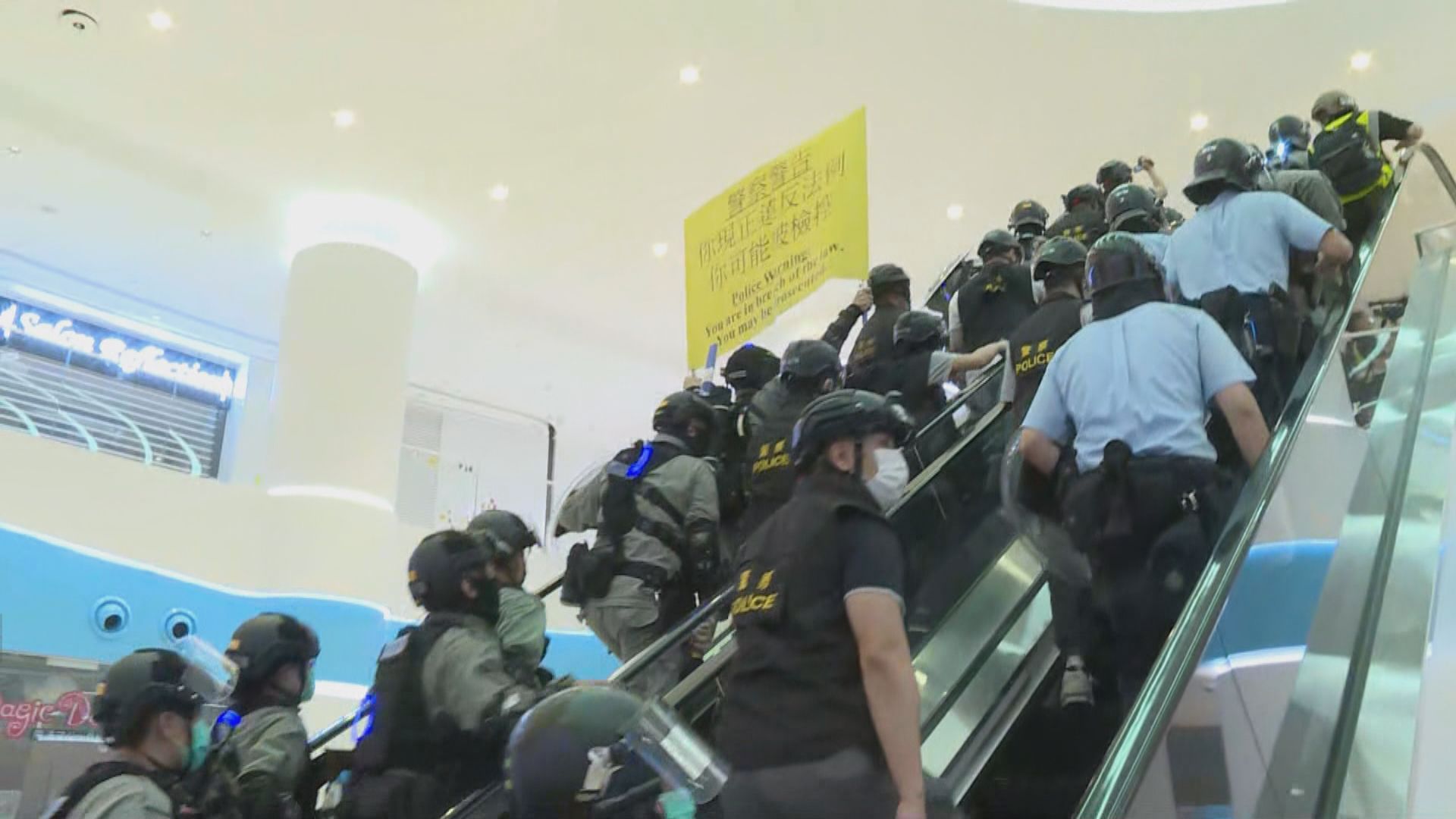 有市民在天水圍商場聚集　防暴警察在各樓層戒備