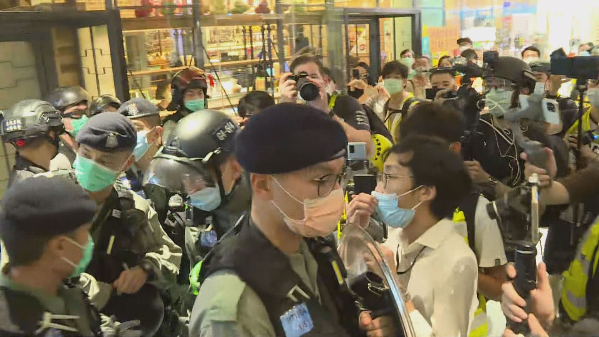 有市民在天水圍商場聚集　多人遭警方截查及票控