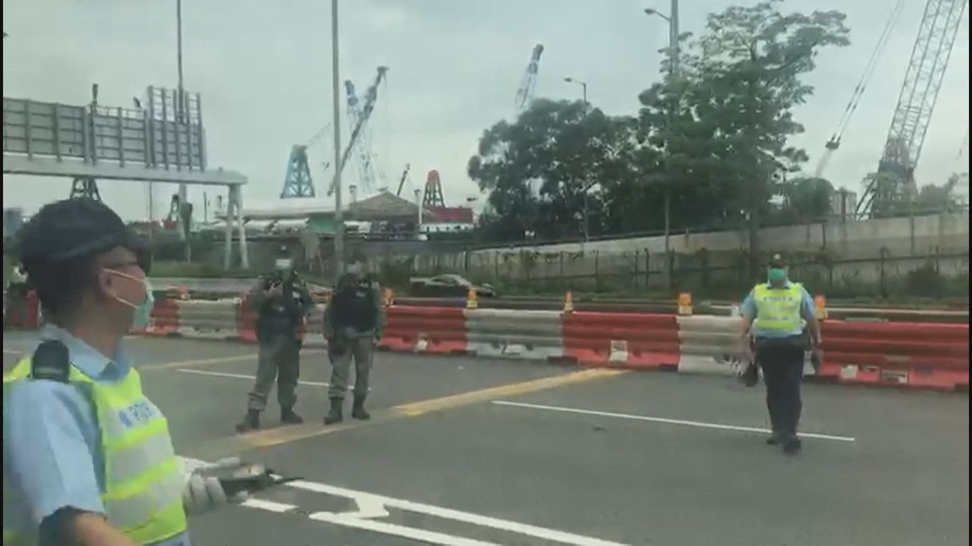 警方多區設路障　截查車輛