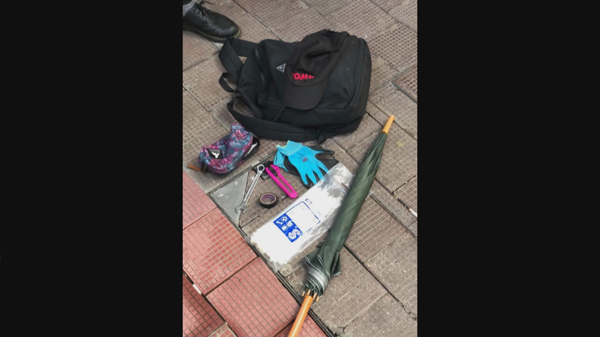 警方：截查及路障先後搜獲刀及伸縮棍等