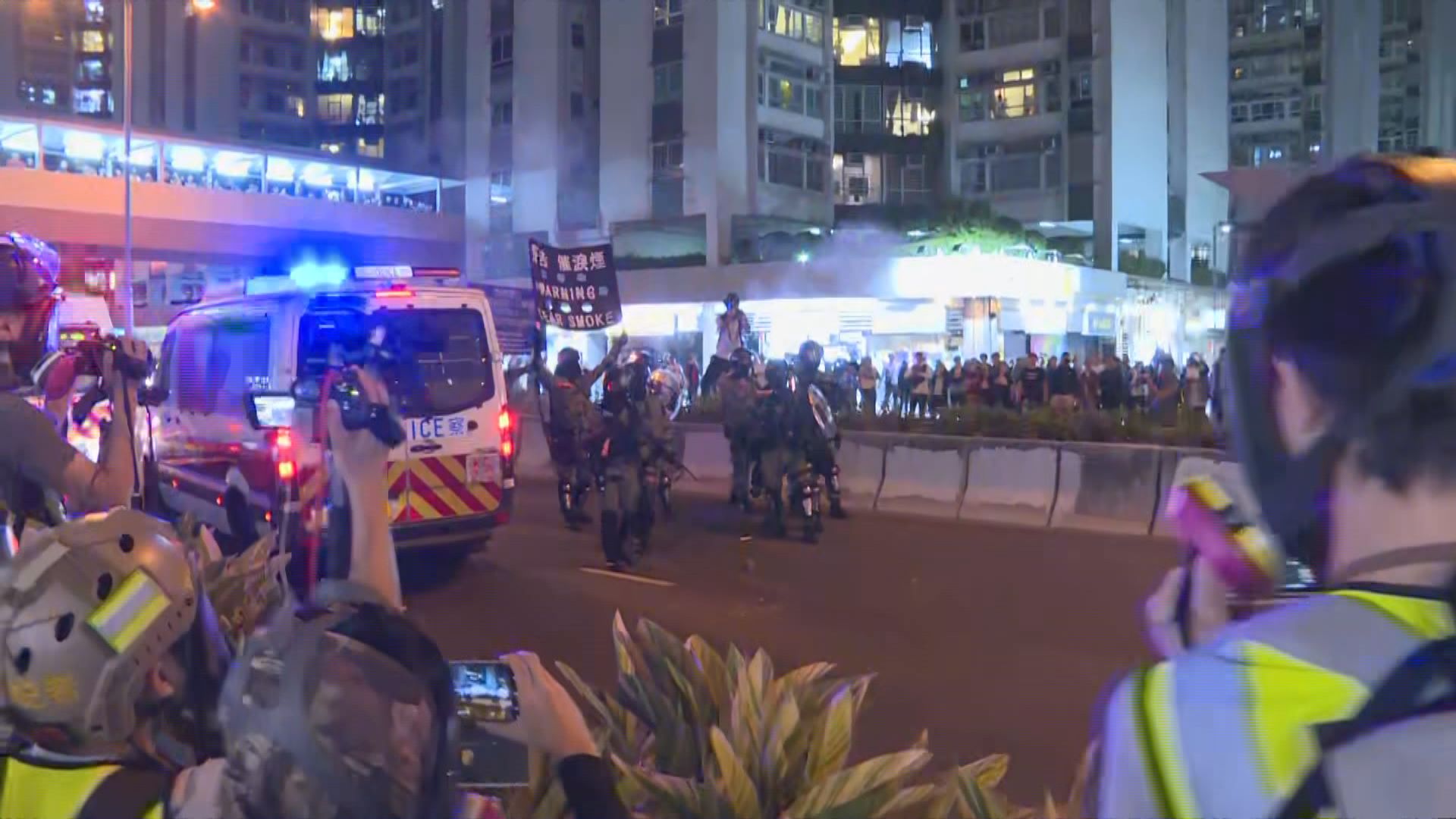 黃埔入夜後有人堵路　警方施放催淚彈