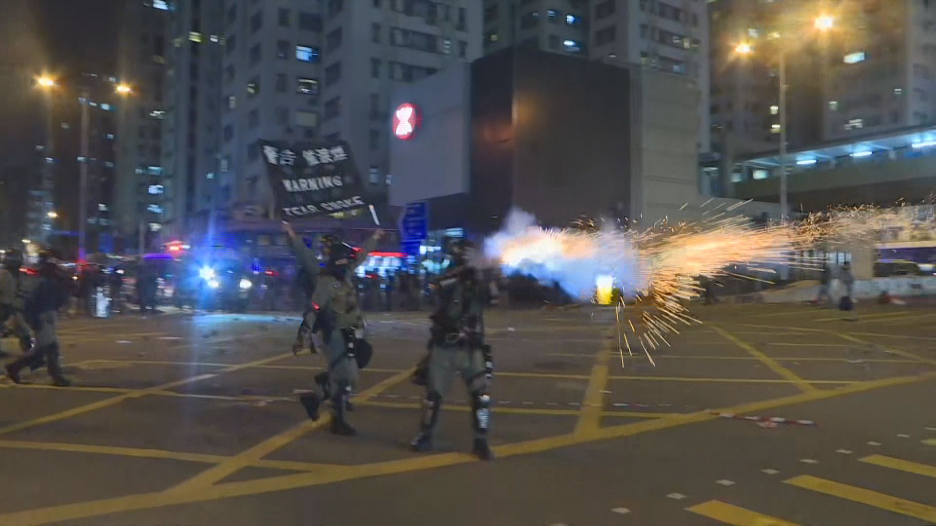 黃埔有人向警車投擲汽油彈　防暴警放催淚彈