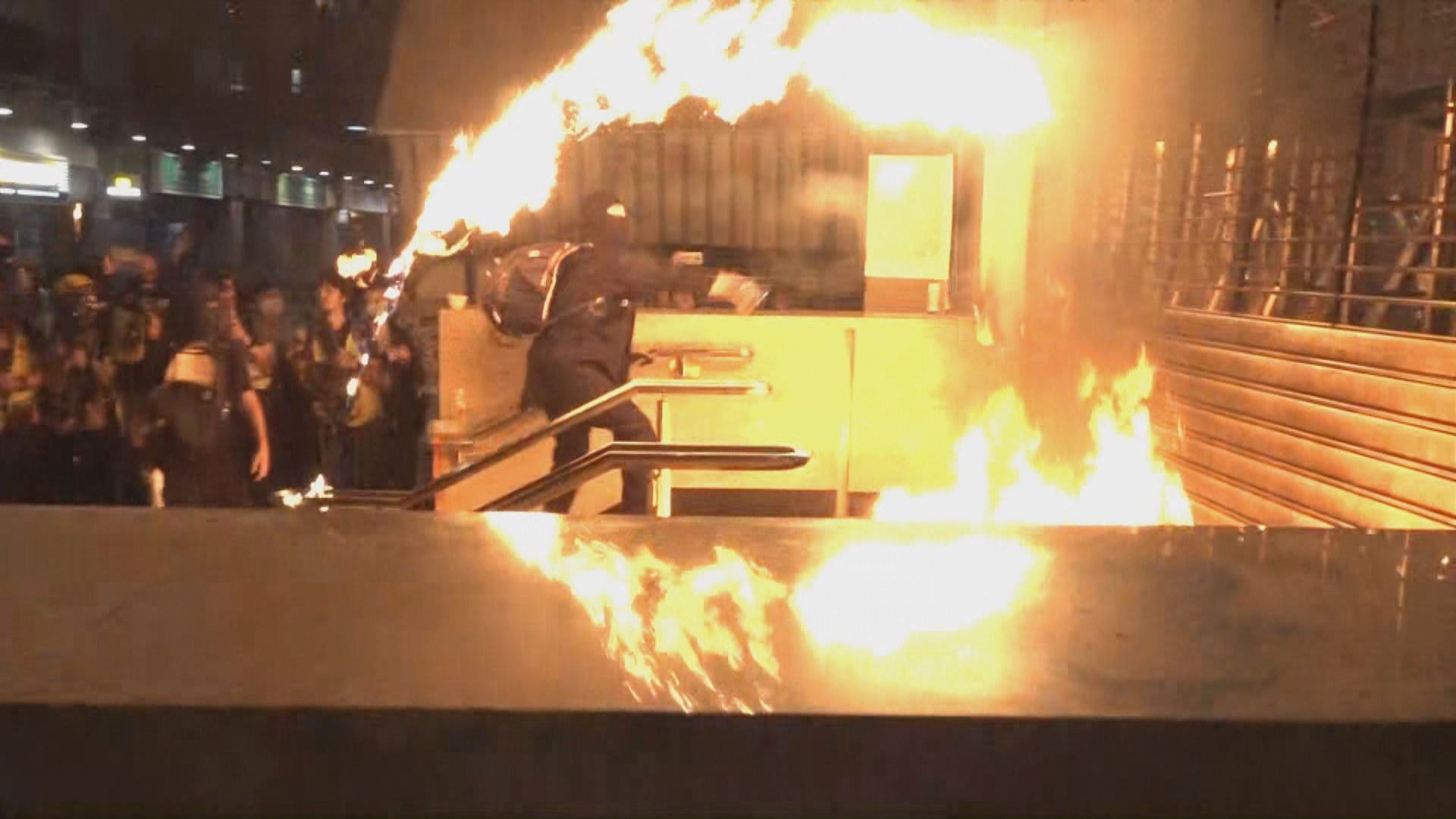 入夜後有人在黃埔站外快閃　投擲多個汽油彈