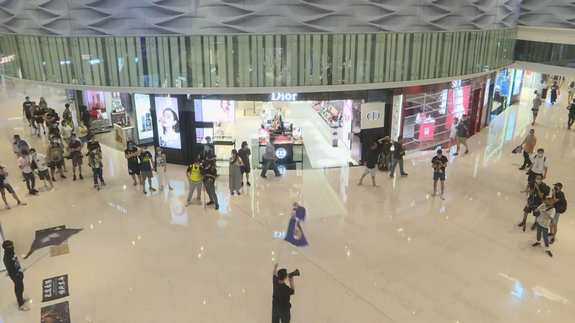 721元朗襲擊發生十一個月　有人在商場聚集