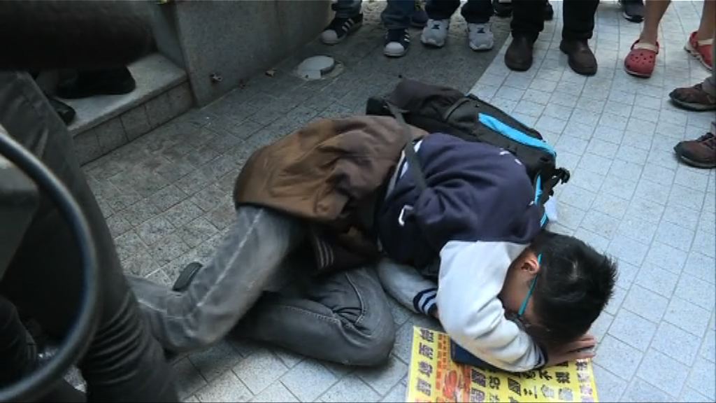 遊行人士與政總保安推撞一度混亂