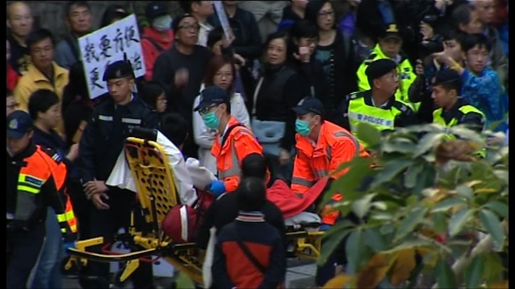 集會人士衝上升旗禮台最少兩人送院