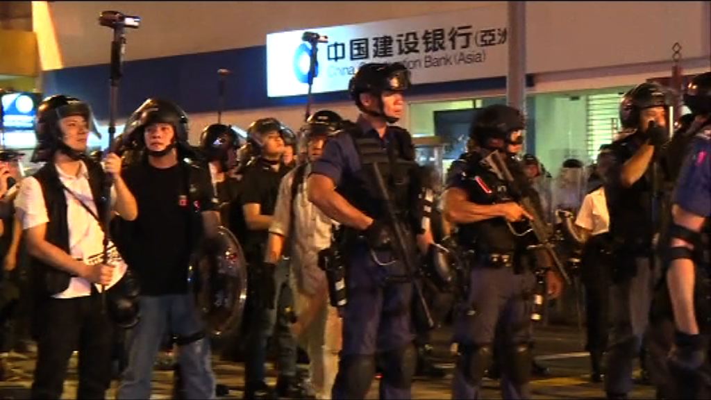 警方凌晨清場驅散示威者