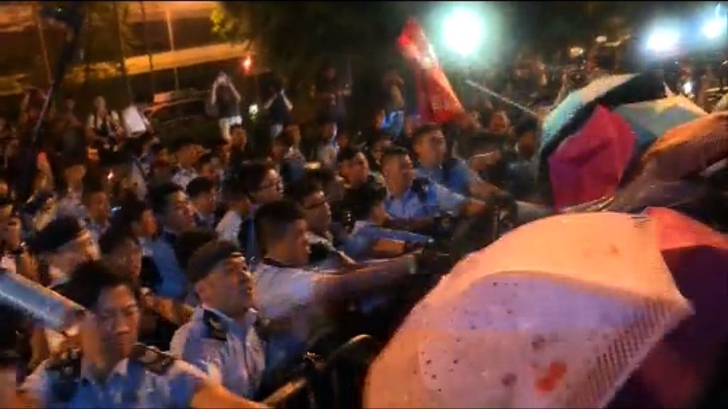 示威者衝出干諾道西　多次與警方爆發衝突