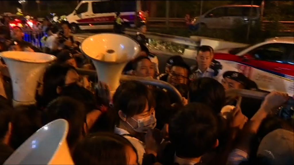 示威者衝出干諾道西爆衝突　警拘4人