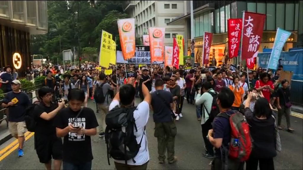 遊行改往中聯辦　警方舉黃旗警告