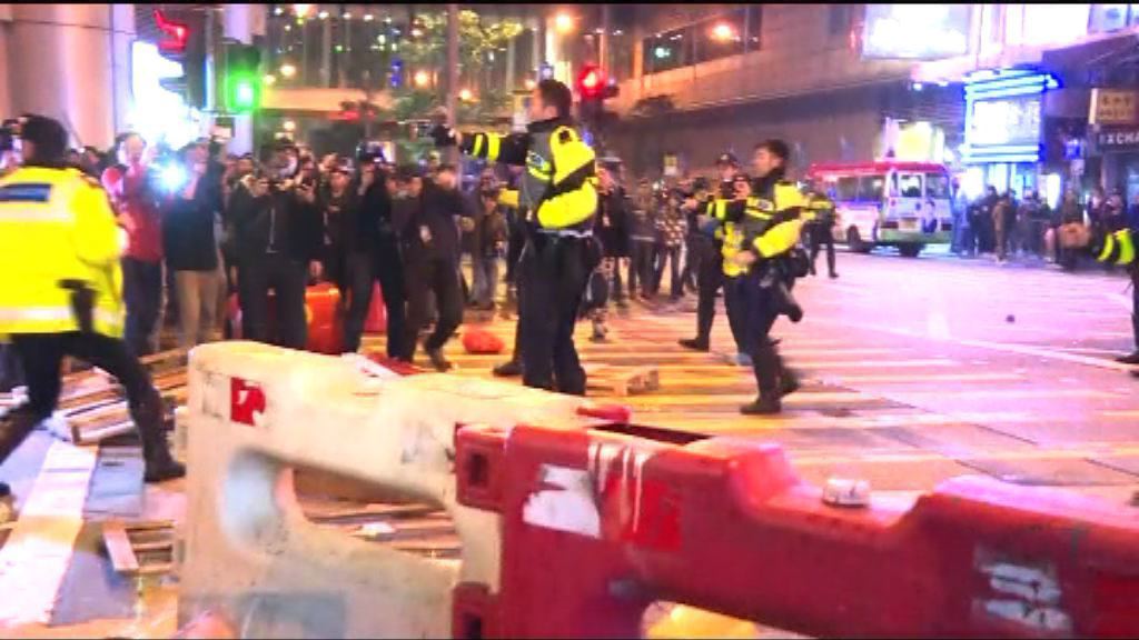 盧偉聰：警員生命受威脅可使用槍械