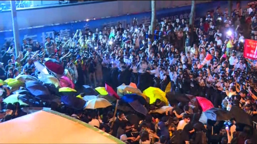 中聯辦外示威者堵塞德輔道西