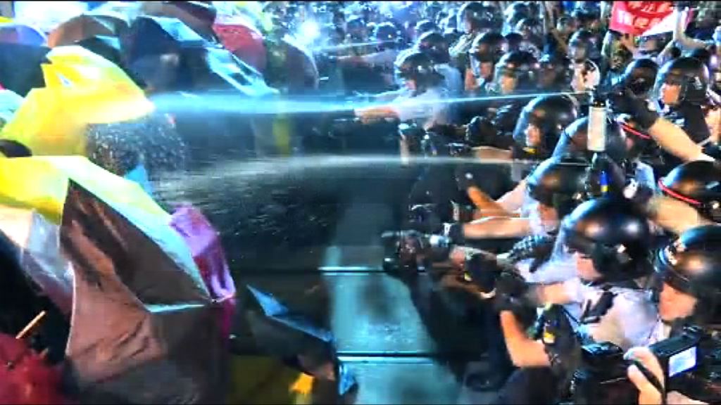 示威者搬雜物堵路　警施胡椒噴霧