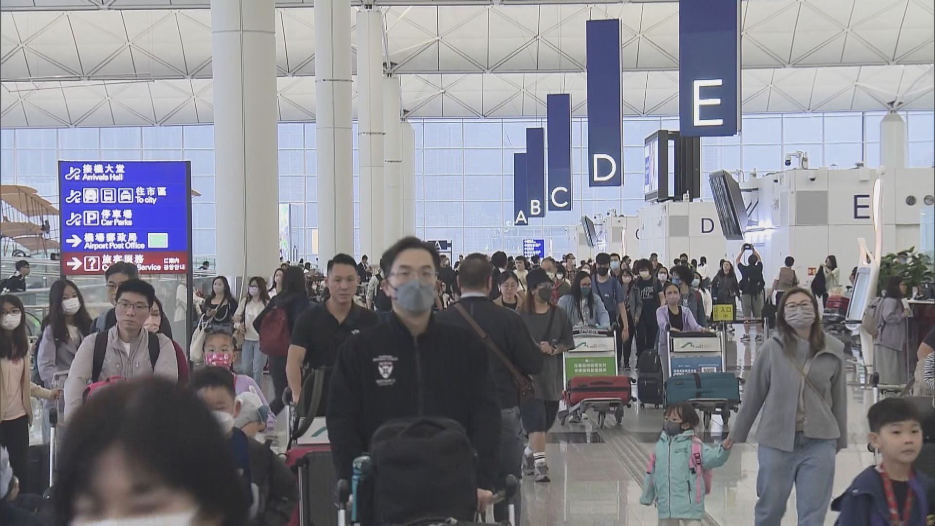 清明及復活節假期　機場現外遊人潮