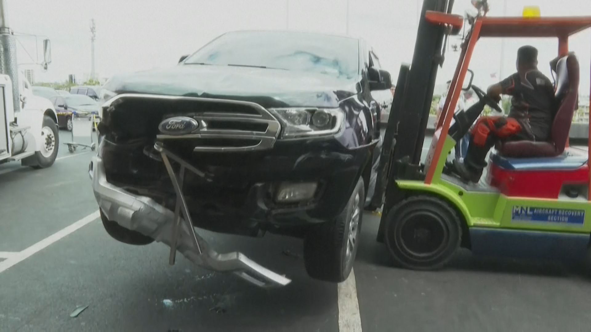 菲律賓馬尼拉機場私家車撞向出境大堂出入口　據報最少兩死4傷