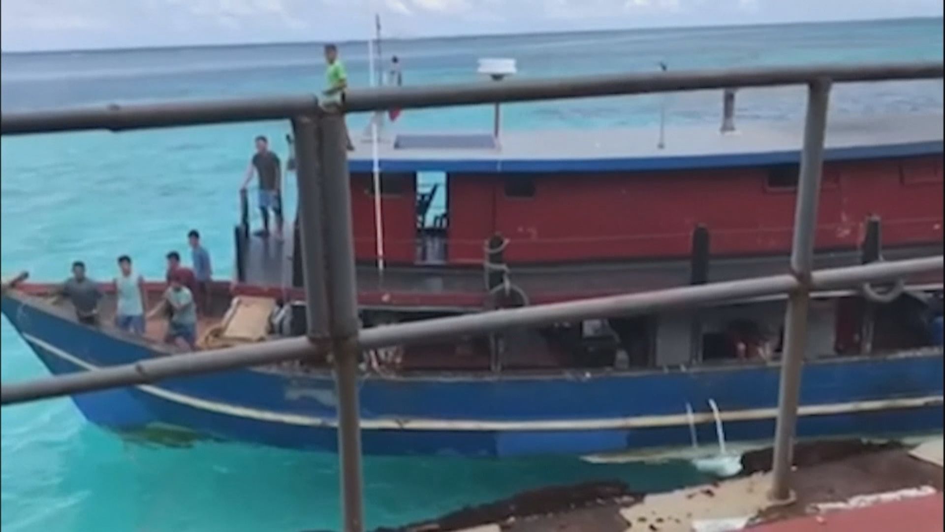 菲律賓海軍船隻完成對仁愛礁的補給任務