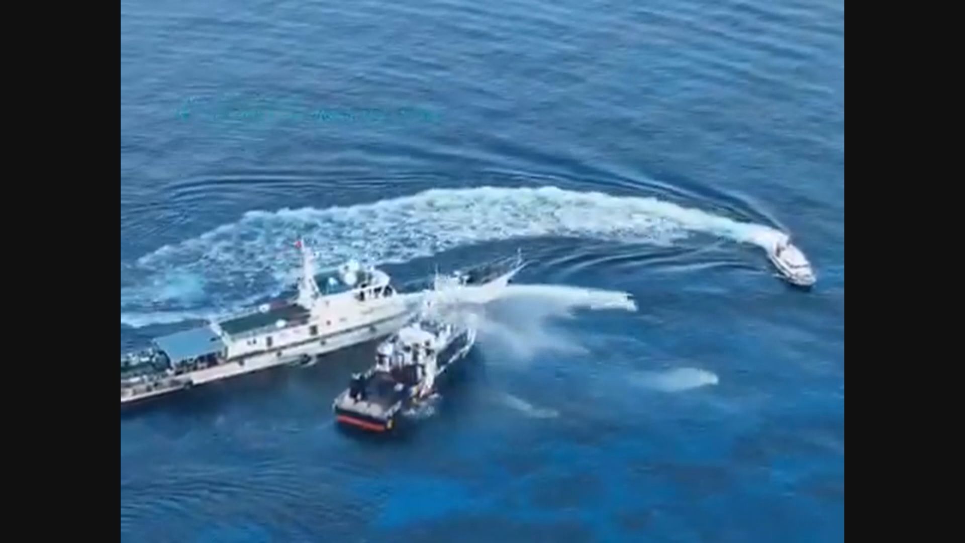 中國海警在南海鐵線礁附近發射水炮驅趕菲律賓船隻